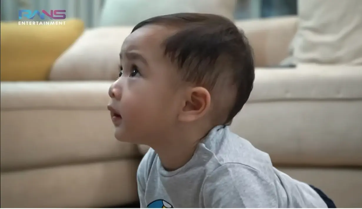 Hasilnya saat awal-awal Nagita potong rambut Cipung. Karena tidak bisa tenang, dan jalan-jalan terus, hasilnya pun tak rata. [Youtube/Rans Entertainment]