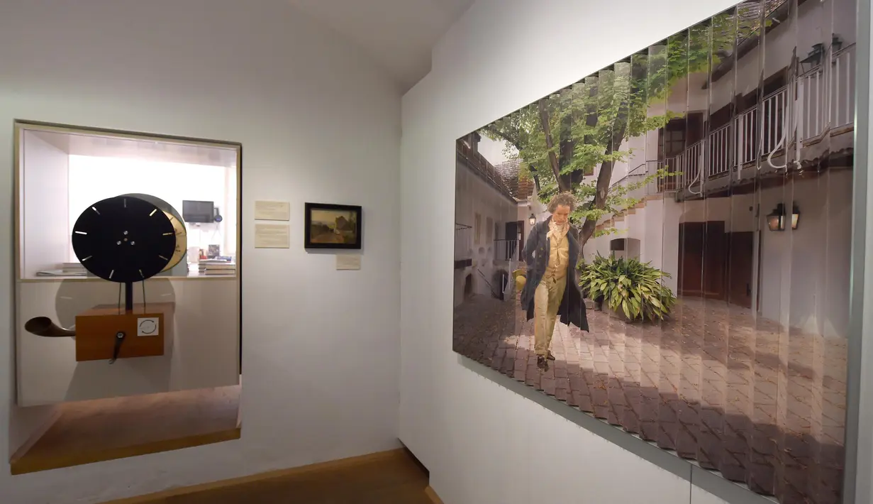 Pemandangan interior Museum Beethoven di Wina, Austria (2/7/2020). Museum tersebut, yang dulunya merupakan salah satu bekas kediaman Beethoven di Wina tempat dia menciptakan beberapa karya musik klasik, menampilkan karya dan kehidupan sang maestro. (Xinhua/Guo Chen)
