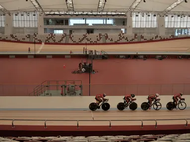 Sejumlah atlet saat melakukan latihan di Jakarta International Velodrome, Rawamangun, Jakarta, Senin (9/7). Arena balap sepeda Velodrome kini memiliki wajah baru dengan nama anyar yakni Jakarta International Velodrome. (Merdeka.com/Iqbal S. Nugroho)