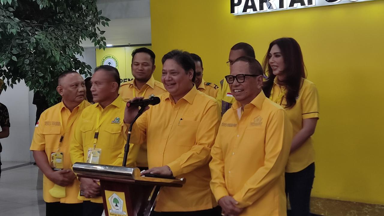 Ketua Umum Golkar Airlangga Hartarto bersama jajarannya mengumumkan hasil Rakernas Partai Golkar 2023.
