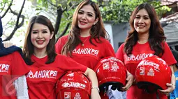 Sejumlah wanita berpose saat peluncuran aplikasi GoAhok PSI di Jakarta, Kamis (31/3). GoAhok PSI ini merupakan layanan penjemputan KTP warga Jakarta berbasis aplikasi untuk mendukung Ahok-Heru pada Pilkada DKI Jakarta 2017 (Liputan6.com/Immanuel Antonius)
