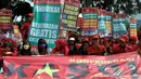 Sejumlah massa dengan berseragam merah berorasi dan meneriakkan yel-yel sambil menenteng spanduk, Jakarta, (15/9/14). (Liputan6.com/Miftahul Hayat)