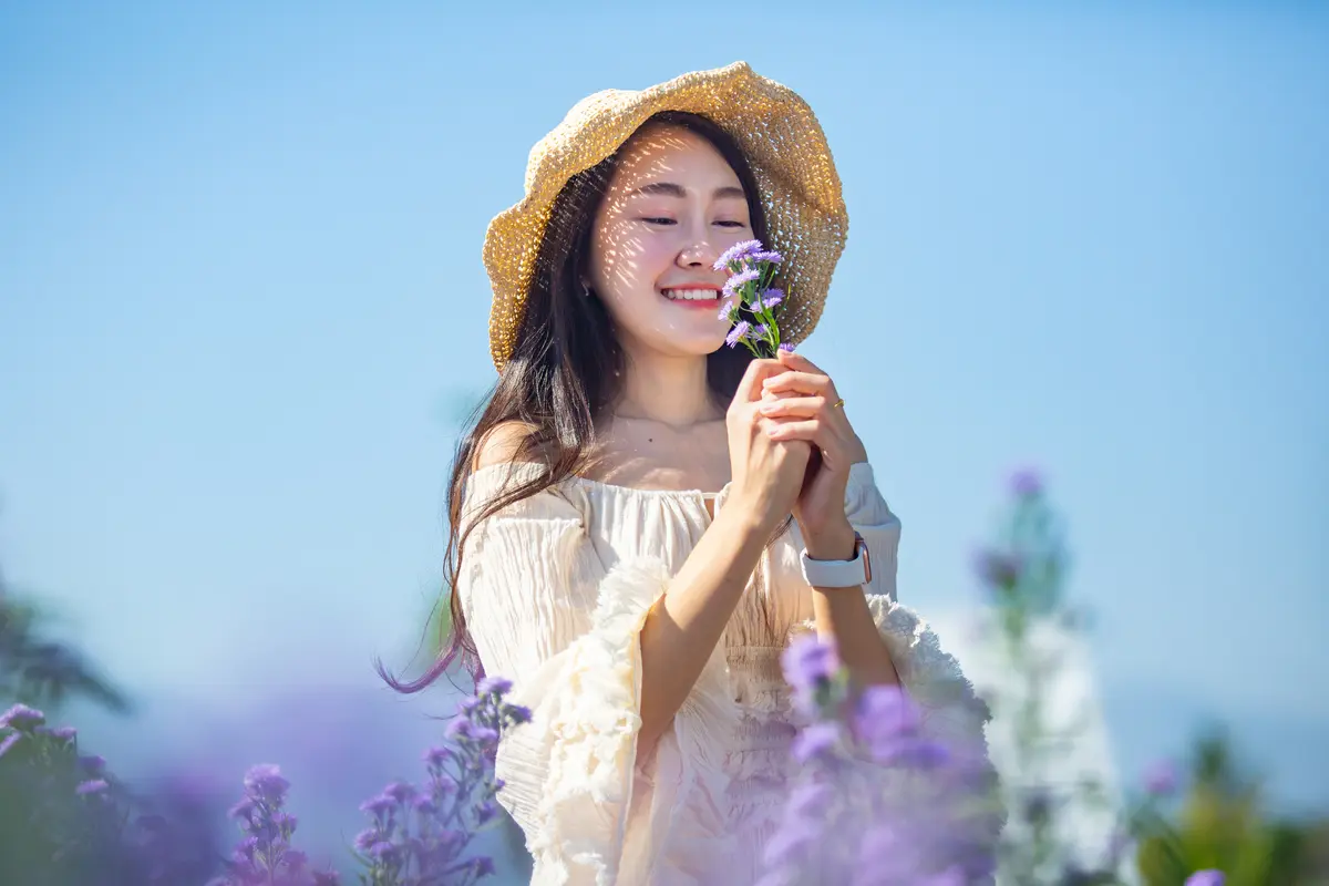 cantik bahagia tersenyum kalem