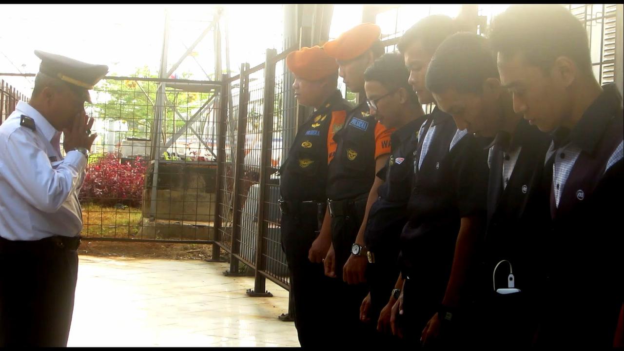 Petugas saat Bertugas di hari libur