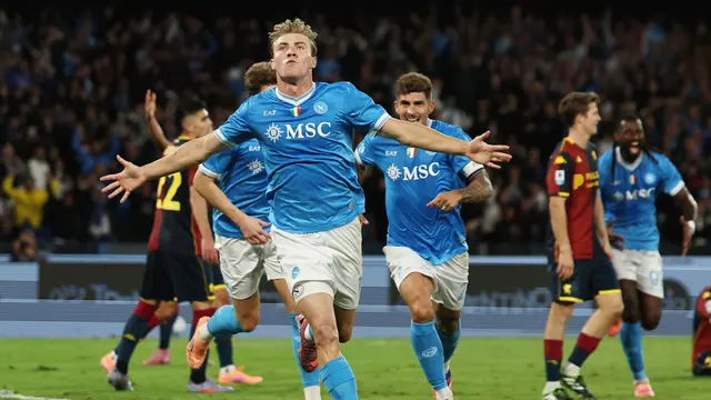 Selebrasi Rasmus Hojlund usai mencetak gol di laga Napoli vs Genoa di pekan ke-6 Serie A 2025/2026 di Stadio Diego Armando Maradona, Minggu (05/10/2025) malam WIB. (Alessandro Garofalo/LaPresse via AP)