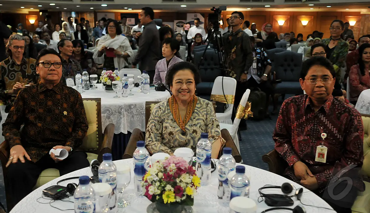 Mendagri Tjahyo Kumolo, Presiden kelima RI Megawati Soekarno Putri dan Kepala Arsip Nasional RI Mustari Irawan saat menghadiri seminar internasional terkait KAA di Gedung Arsip Nasional, Jakarta, Selasa (26/5/2015). (Liputan6.com/Johan Tallo)