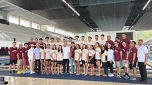 Tim renang SEA Games 2025 bersama para pengurus PB Akuatik Indonesia di Stadion Akuatik GBK, Senayan, Jakarta pada Kamis (20/11/2025). (Liputan6.com/Melinda Indrasari)