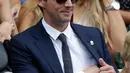 Aktor Matthew Goode tersenyum ketika dia duduk sebelum menyaksikan hari ke delapa Kejuaraan Tenis Wimbledon 2019 di Royal Box di Centre Court di London (9/7/2019). (AP Photo/Kirsty Wigglesworth)