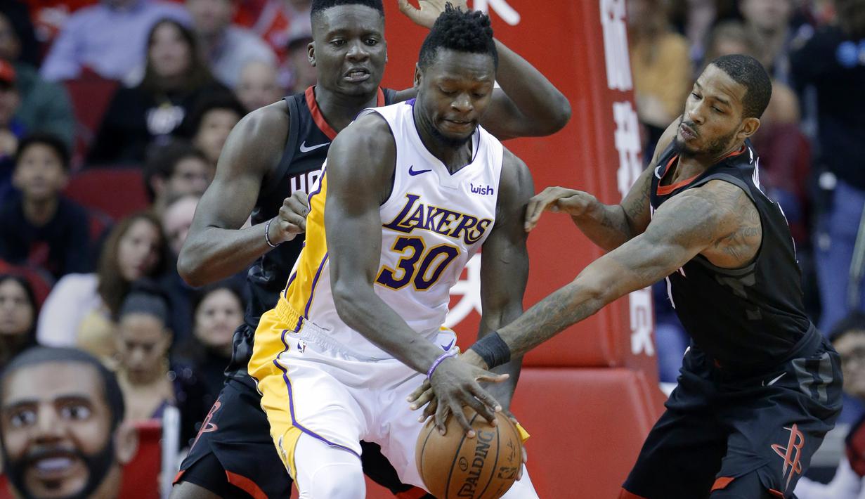 Pemain Lakers, Julius Randle (30) berusaha keluar dari kepungan dua pemain Rockets pada lanjutan NBA basketball game di Toyota Center, Houton, (31/12/2017). Rockets menang 148-142. (AP/Michael Wyke)
