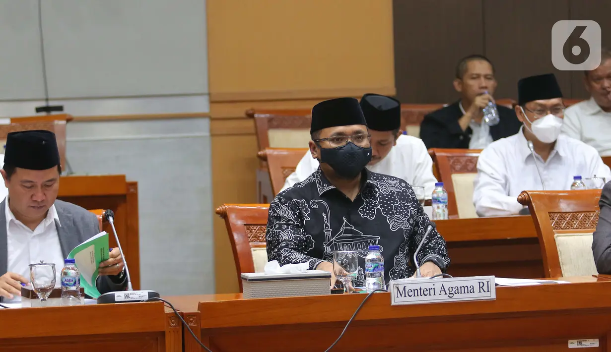 Menteri Agama Yaqut Cholil Qoumas saat mengikuti rapat kerja dengan Komisi VIII DPR RI di Kompleks Parlemen, Senayan, Jakarta, Selasa (31/5/2022). Rapat tersebut membahas persiapan pelaksanaan ibadah haji dan alokasi quota pengawas haji tahun 1443H/2022M. (Liputan6.com/Angga Yuniar)