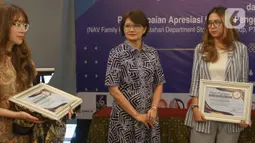 Head of Protocol & Corporate Affairs Surya Citra Media (SCM) Irnawati W Kahardja selaku perwakilan perusahaan menyampaikan apresiasi tinggi atas penghargaan yang diterima perseroan. (Liputan6.com/Herman Zakharia)