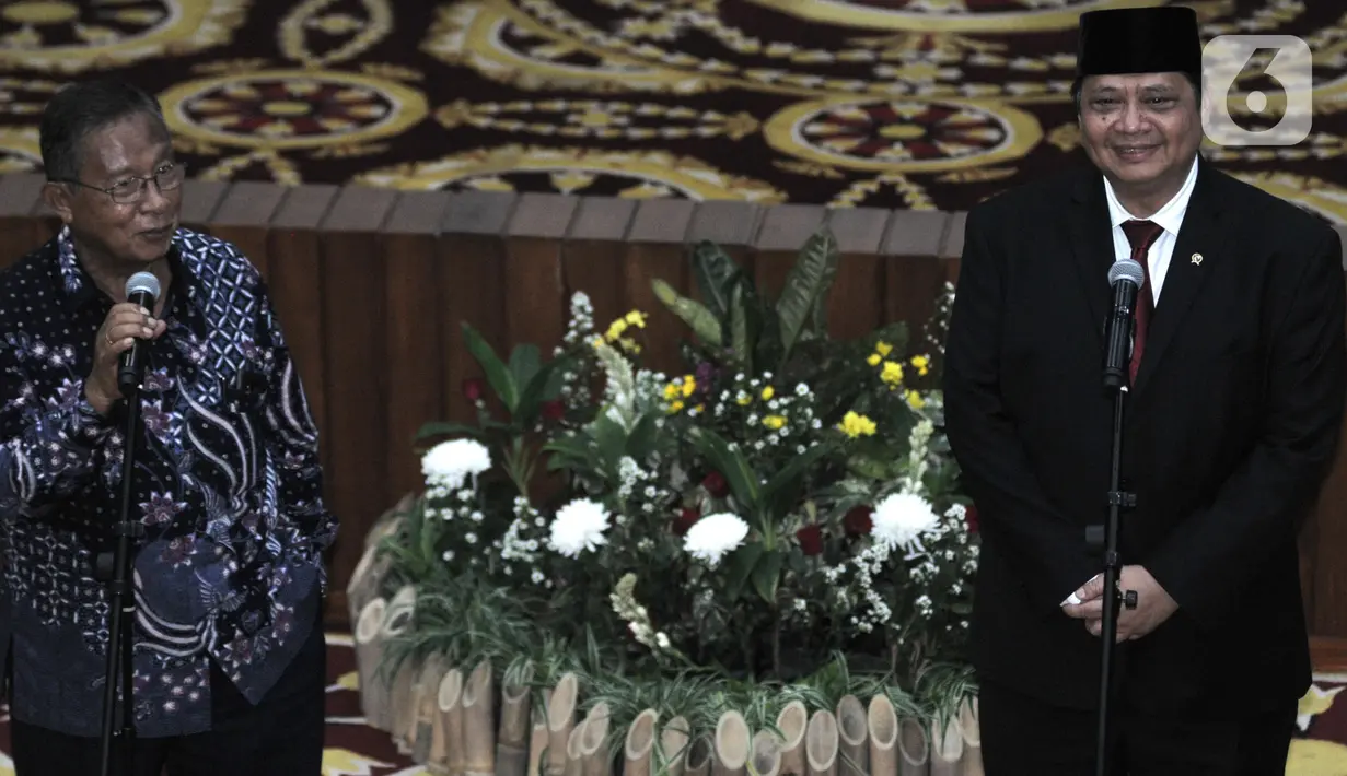 Darmin Nasution (kiri) menyampaikan sambutan disaksikan Airlangga Hartarto dalam serah terima jabatan (Sertijab) Menteri Koordinator Bidang Perekonomian di Kemenko Perekonomian, Jakarta, Rabu (23/10/2019). Airlangga resmi menggantikan Darmin sebagai Menko Perekonomian. (merdeka.com/Iqbal Nugroho)