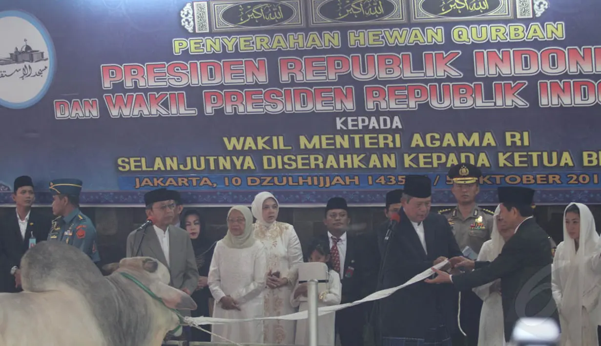 Usai salat, SBY dan Ibu Ani menyerahkan hewan kurban kepada panitia di Masjid Istiqlal, Jakarta, (5/10/14). (Liputan6.com/Johan Tallo)