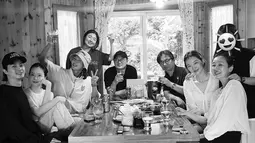 Para pemeran, sutradara, dan penulis naskah mengadakan acara makan-makan dan menghabiskan waktu bersama di ruang terbuka untuk merayakan ulang tahun ketiga. (Foto: Instagram/ actor_jg)