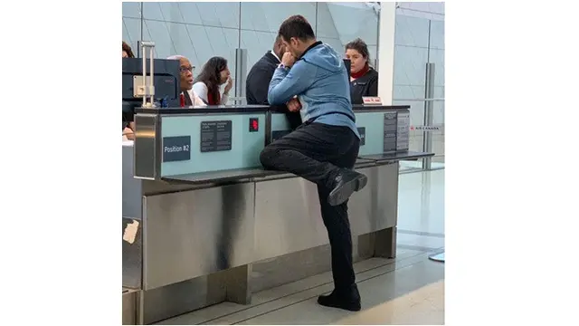 7 Pose Orang saat Berdiri Ini Nyeleneh Banget, Bikin Geleng Kepala
