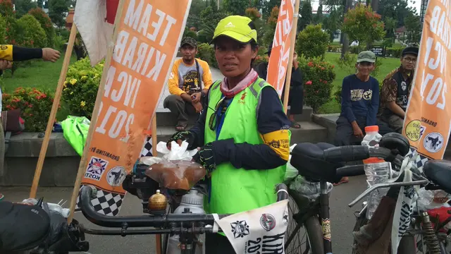 Kisah Perempuan Asal Bali Bawa Misi Pakai Ontel
