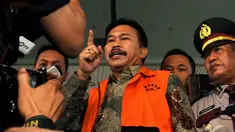 Bupati Tapanuli Tengah Raja Bonaran Situmeang resmi ditahan KPK, Jakarta, Senin (6/10/2014) (Liputan6.com/Miftahul Hayat)