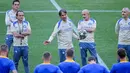 Pelatih Inter Milan, Simone Inzaghi, memberikan arahan kepada anak asuhnya saat memimpin latihan jelang partai puncak Liga Champions melawan PSG di Stadion Allianz Arena, Munchen, Jumat (30/5/2025). (AP Photo/Martin Meissner)