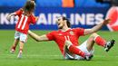 Gareth Bale dan putrinya, Alba Violet bermain ditengah lapangan usai laga melawan Irlandia Utara pada Piala Eropa 2016 di Parc des Princes, Paris, (25/6/2016). Wales Menang 1-0. (EPA/Georgi Licovski)