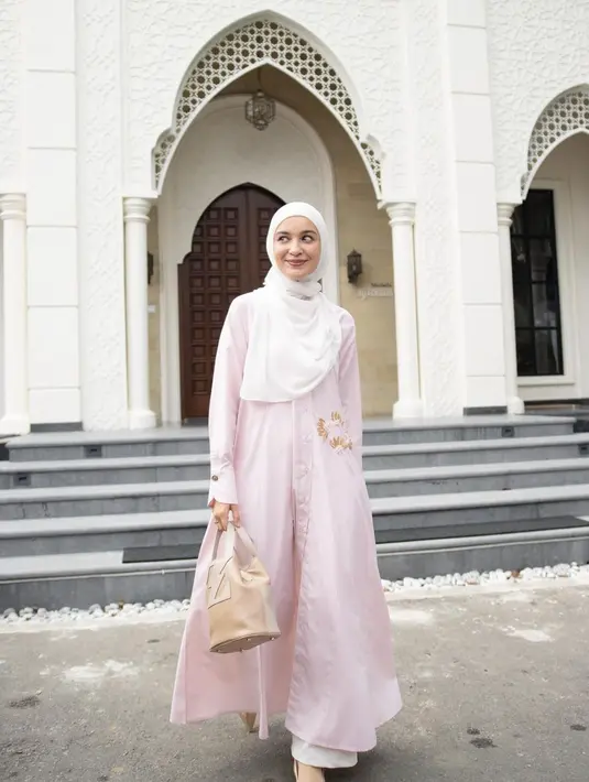Penampilan manis dari Shireen Sungkar ini juga bisa jadi inspirasi hadir di kajian. Sebuah gamis bernuansa pink dipadu lagi dengan celana panjang dan hijab putih polos. [Foto: Instagram/shireensungkar]