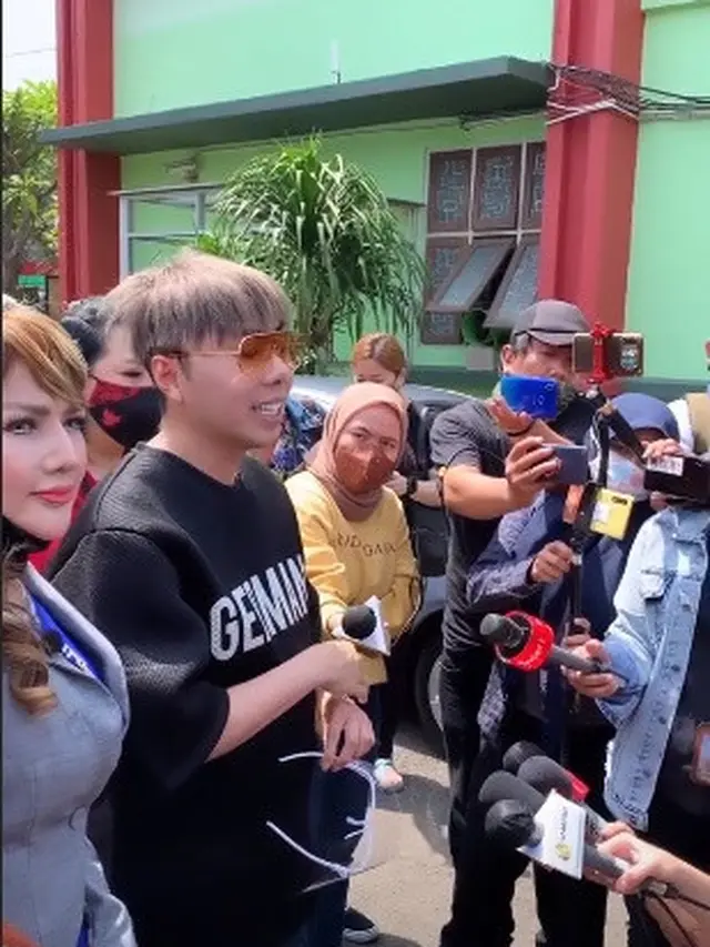 6 Potret Terbaru Roy Kiyoshi Usai Bebas dari 5 Bulan Rehabilitasi