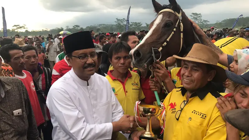 Gus Ipul memberikan piala dalam lomba pacuan kuda