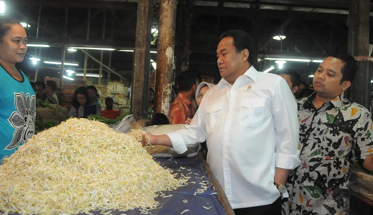 Di pasar tersebut, Mendag Rachmat Gobel melakukan peninjauan harga serta ketersediaan bahan pokok usai pengumuman kenaikan BBM, Tangerang, Selasa (18/11/2014). (Liputan6.com/Herman Zakharia)