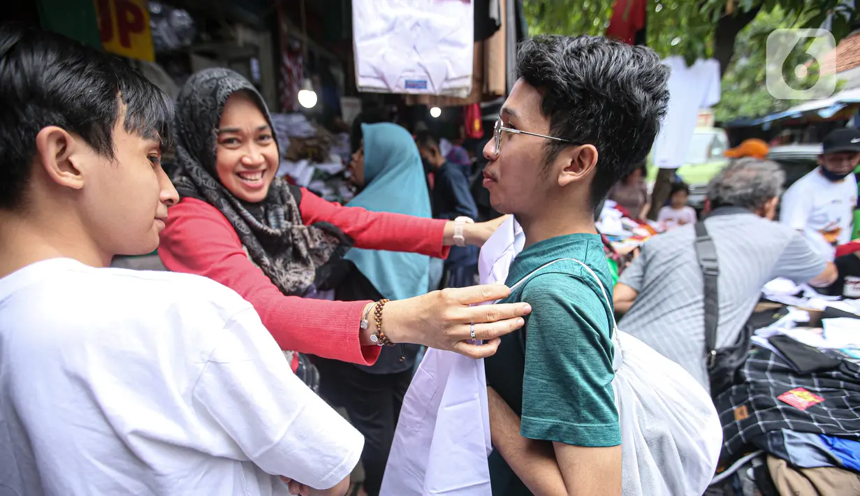 Penjualan seragam sekolah mengalami peningkatan menjelang dimulainya tahun ajaran baru, jika dibandingkan hari-hari biasa. (Liputan6.com/Faizal Fanani)