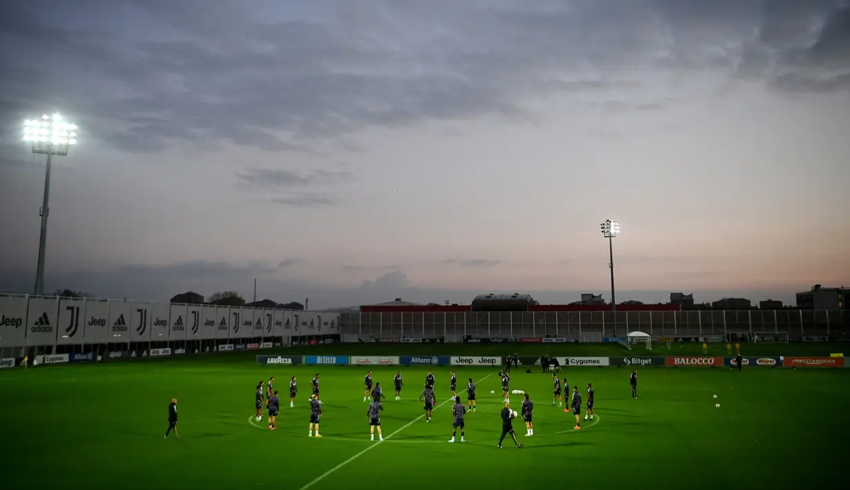 Para pemain Juventus mengikuti sesi latihan di JTC Continassa, Turin, Italia, 1 November 2022. Juventus akan menghadapi Paris Saint-Germain (PSG) pada pertandingan sepak bola Liga Champions. (FRANCK FIFE/AFP)
