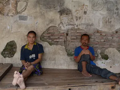 Dua orang pria yang dipasung di yayasan Bina Lestari Mandiri, Brebes, Jawa Tengah (16/3). Mereka terpaksa dipasung karena menderita penyakit mental. (Adek BERRY / AFP )