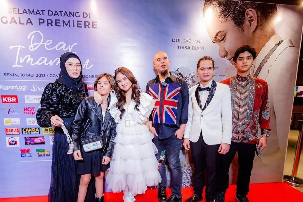 Ahmad Dhani tampak memberikan dukungan bagi Tissa Biani dan Dul Jaelani di acara peluncuran film perdana mereka (https://www.instagram.com/p/COv_OvHnrPd/)