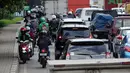 Pengendara motor melawan arah saat terjadi kemacetan di Jalan Daan Mogot, Jakarta, Jumat (23/3). Selain itu tindakan melawan aturan ini juga malah menambah kemacetan. (Liputan6.com/Arya Manggala)
