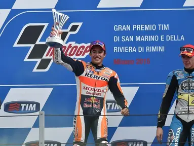 Pebalap Honda, Marc Marquez (tengah), memenangi balap MotoGP San Marino di Sirkuit Misano, Minggu (13/9/2015). (AFP Photo/Alberto Pizzoli)