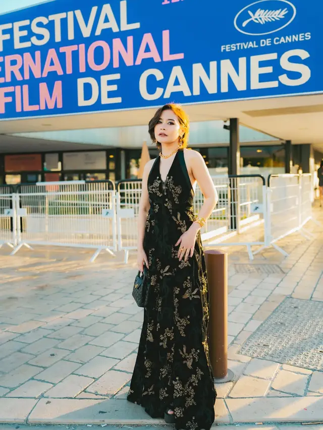 Prilly Latuconsina di Cannes Film Festival 2026 bawa tas Chanel. [@prillylatuconsina96]