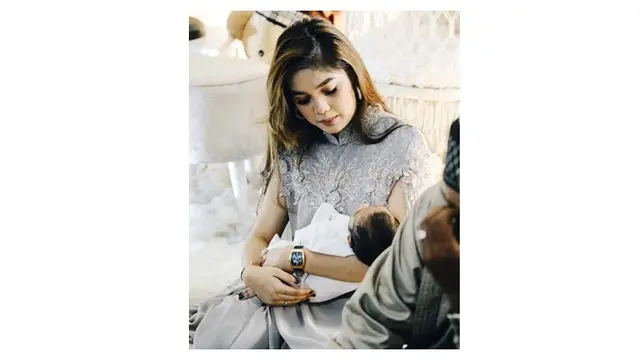 7 Potret Kebersamaan Raya Kitty dan Anak, Kompak Banget