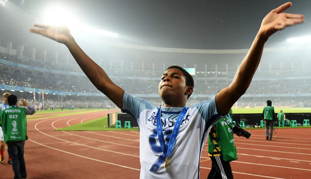 Rhian Brewster yang kini tengah menjalani musim ketiga bersama Sheffield United juga menempati posisi ketiga sebagai top skor Piala Dunia U-17 sepanjang masa dengan torehan 8 gol. Bersama Timnas Inggris U-17, catatan gol tersebut ia bukukan saat ajang Piala Dunia U-17 2017 di India. Inggris juga tampil sebagai juara pada ajang Piala Dunia U-17 2017 setelah mengalahkan Spanyol 5-2 di laga final. (AFP/Dibyangshu Sarkar)