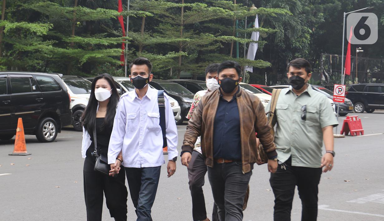 Pegiat media sosial Adam Deni (kemeja putih) didampingi kuasa hukumnya tiba di Polda Metro Jaya, Jakarta, Sabtu (14/08/2021).  Kedatangan Adam Deni untuk menghadiri proses mediasi dengan I Gede Ary Astina alias Jerinx dalam menyelesaikan kasus dugaan pengancaman. (Liputan6.com/Herman Zakharia)