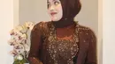Sentuhan glamor pada kebaya ini tetap terlihat sederhana, menciptakan kesan anggun tanpa berlebihan. Untuk melengkapi penampilannya, Putri Delina mengenakan hijab polos berwarna cokelat yang serasi. Penampilannya yang stylish, namun tetap bersahaja. (Liputan6.com/IG/@putridelinaa)