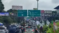 Kendaraan mulai memadati kawasan Puncak, Bogor jelang tahun baru 2023. Kepadatan volume kendaraan sudah terpantau sejak Simpang Gadog, Jumat (30/12/2022). (Liputan6.com/Achmad Sudarno)