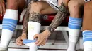 Sejumlah tato milik pemain Argentina, Alejandro Garnacho saat laga FIFA Matchday melawan Timnas Indonesia di Stadion Utama Gelora Bung Karno (SUGBK), Senayan, Jakarta, Senin (19/06/2023). (Bola.com/Bagaskara Lazuardi)