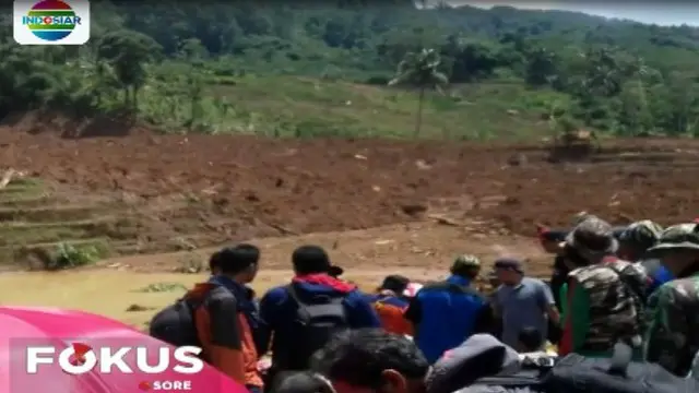 Proses Pencarian Korban Longsor Brebes Jadi Tontonan Warga