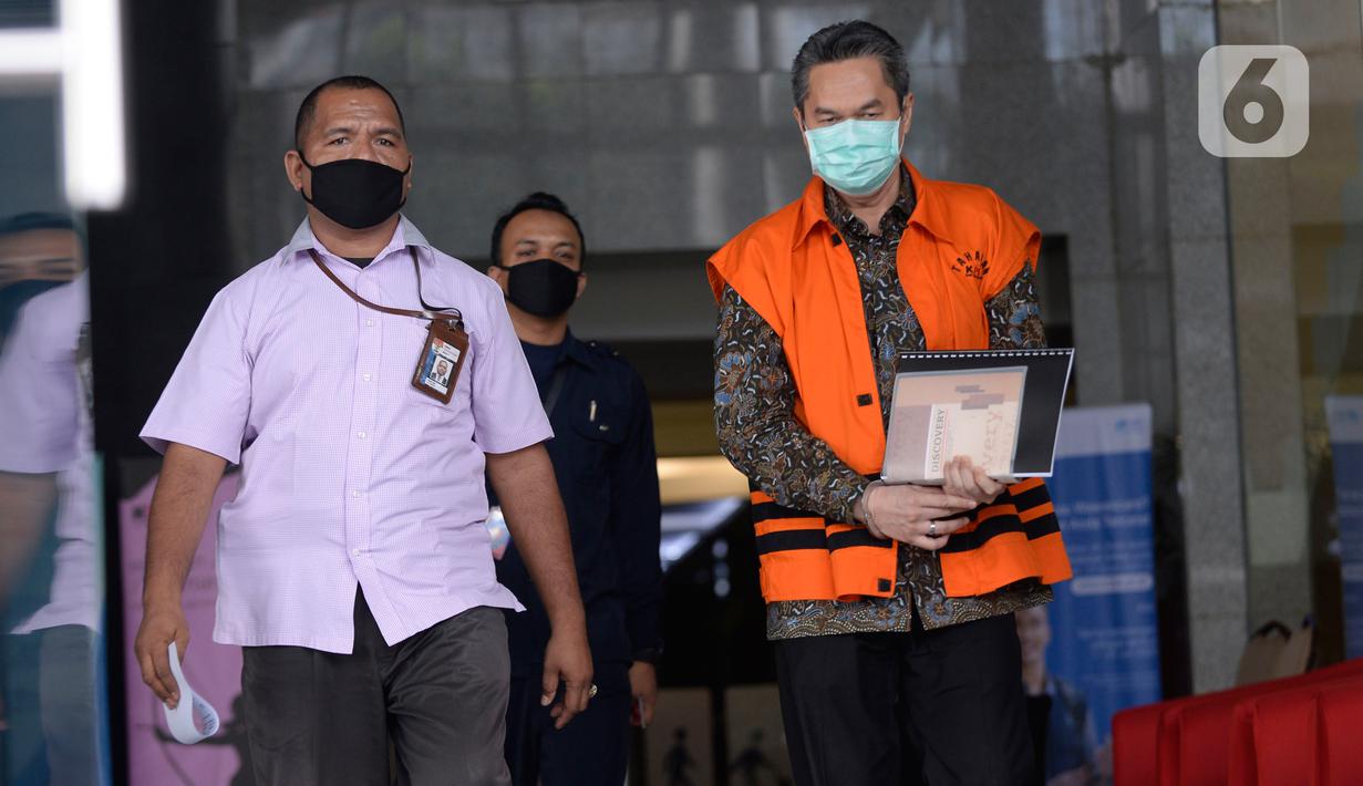 Mantan Direktur Keuangan PT Angkasa Pura II, Andra Y Agussalam meninggalkan Gedung KPK usai menjalani sidang vonis melalui konferensi video di Jakarta, Rabu (8/4/2020). Andra terbukti bersalah menerima suap dari mantan Direktur Utama PT Inti Darman Mappangara. (merdeka.com/Dwi Narwoko)