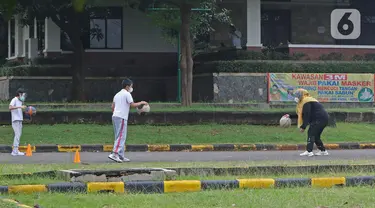 Murid berolahraga saat mengikuti Drive in Learning (DRIL) dengan konsep pembelajaran di ruang terbuka di Jakarta, Senin (5/4/2021). Kegiatan tersebut dilakukan guna menghidupkan semangat belajar siswa dengan tetap mengikuti protokol kesehatan secara ketat. (Liputan6.com/Herman Zakharia)