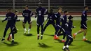 Para pemain timnas Prancis ambil bagian dalam sesi latihan di Clairefontaine-en-Yvelines, barat daya Paris, Selasa (10/11/2020). Prancis akan beruji coba melawan Finlandia di Stade de France pada Kamis (12/11/2020) dini hari WIB dalam pertandingan persahabatan internasional. (Yoan VALAT/POOL/AFP)