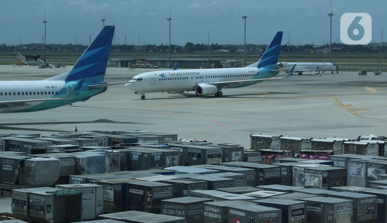 <p>Pesawat Garuda terparkir di landasan pacu Terminal 3, Bandara Soekarno Hatta, Banten, Rabu (17/11/2021). Maskapai Garuda Indonesia akan menutup 97 rute penerbangannya secara bertahap hingga 2022 mendatang bersamaan dengan proses restrukturisasi yang tengah dilakukan. (Liputan6.com/Angga Yuniar)</p>