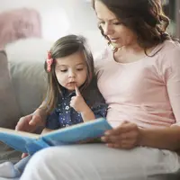 Orang Tua Gemar Bacakan Dongeng Bikin Anak Lebih Cerdas? (Gpointstudio/Shutterstock)
