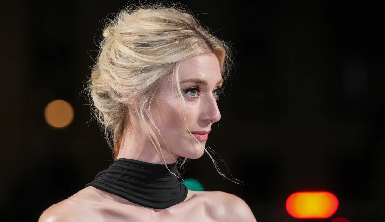 Elizabeth Debicki berpose untuk para fotografer saat tiba untuk pemutaran perdana serial 'The Crown' season 5 di London, Inggris, 8 November 2022. Setelah empat musim bergulir, The Crown hadir kembali dengan para pemain baru, mengikuti tradisi per dua musim seperti sebelumnya. (Photo by Scott Garfitt/Invision/AP)