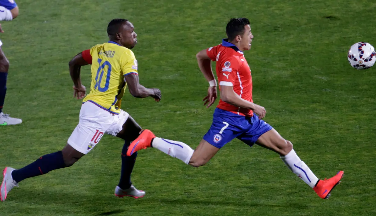 Penyerang Chile, Alexis Sanchez (kanan) berusaha mengejar bola dari kejaran bek Ekuador Walter Ayovi pada pertandingan pembukaan Copa America 2015 di National Stadium, Santiago, Chile, (11/6/2015). Chile menang 2-0 atas Ekuador. (REUTERS/Ueslei Marcelino)