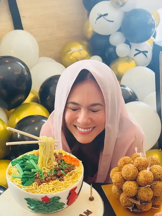 Berhiaskan balon dan mie ayam favoritnya, Wulan Guritno mengenakan kain yang dijadikan kerudung [@wulanguritno]