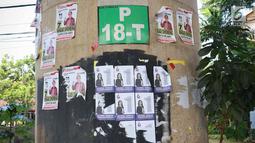 Alat peraga kampanye calon legislatif menempel di sepanjang tiang penyangga Jalan Tol Desari, Jakarta, Kamis (25/4). Meskipun Pemilu serentak telah selesai, namun masih banyak APK yang terdapat di sejumlah sudut Ibukota dan menjadi sampah visual. (Liputan6.com/Immanuel Antonius)